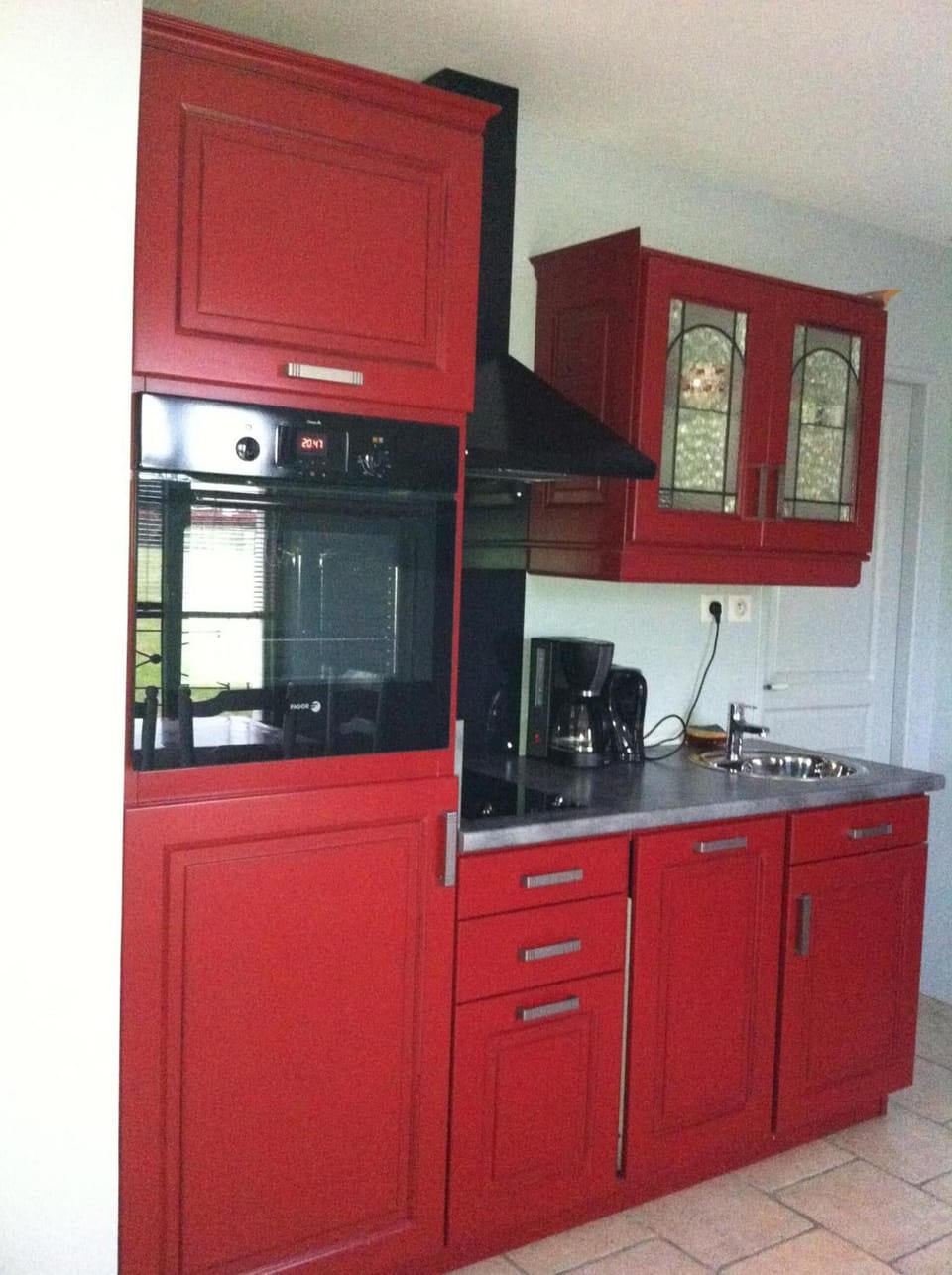 Coffee/tea maker, full-size fridge, microwave, oven