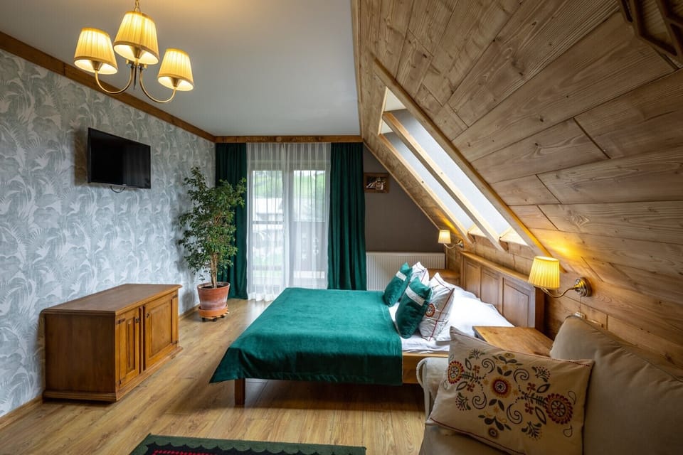 Deluxe Triple Room | Desk, soundproofing, iron/ironing board, cribs/infant beds