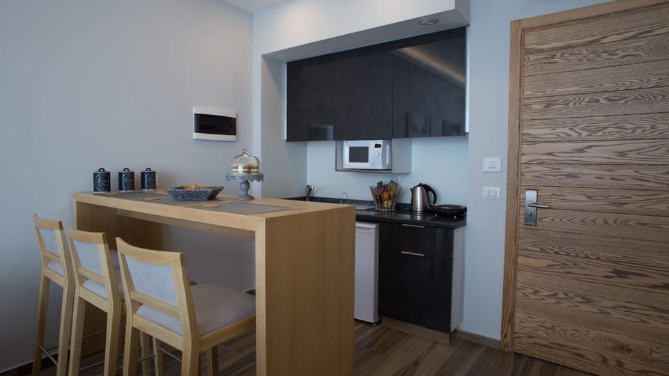 In-room safe, blackout drapes, soundproofing