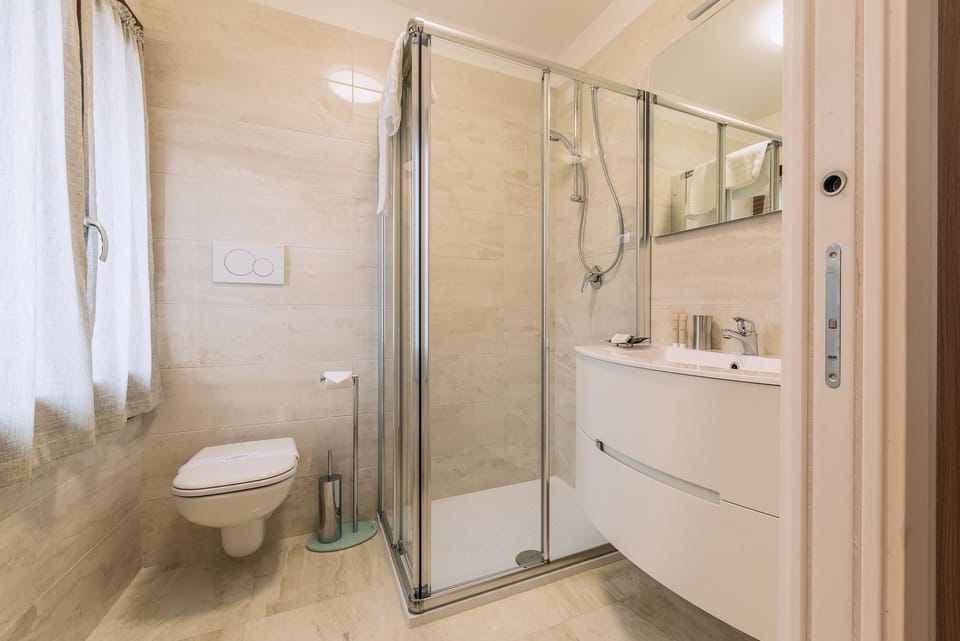 Shower, free toiletries, hair dryer, bidet