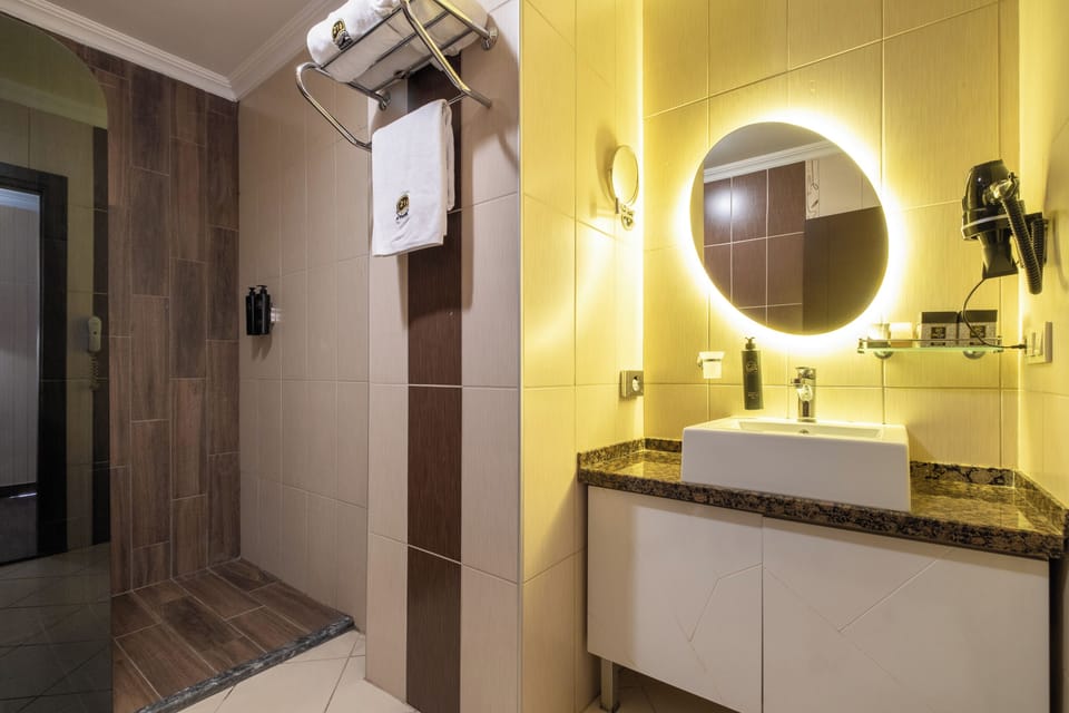 Deluxe Room | In-room safe, desk, soundproofing, iron/ironing board (on request)