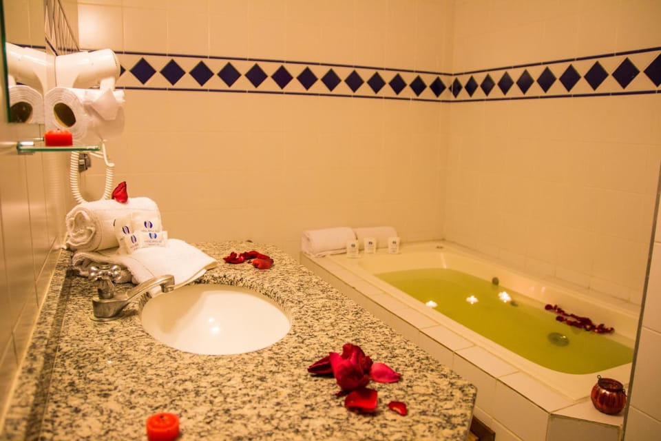 Shower, free toiletries, towels