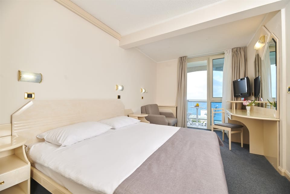 Classic room with balcony, Sea side | View from room