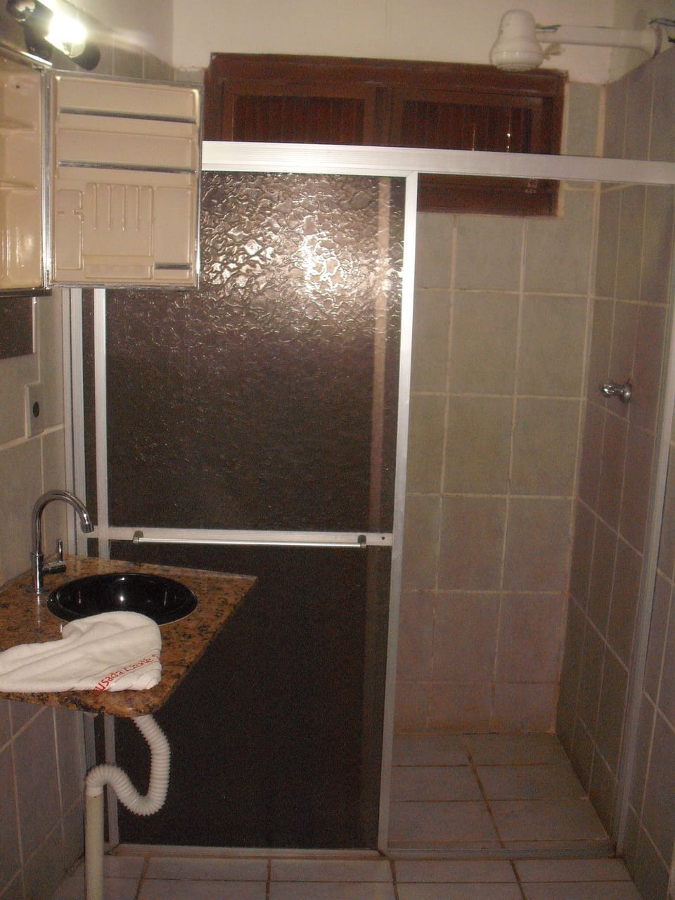 Triple Room | Bathroom | Shower, free toiletries, towels