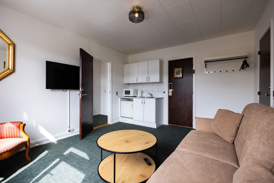 Family Room | Desk, iron/ironing board, free WiFi, bed sheets