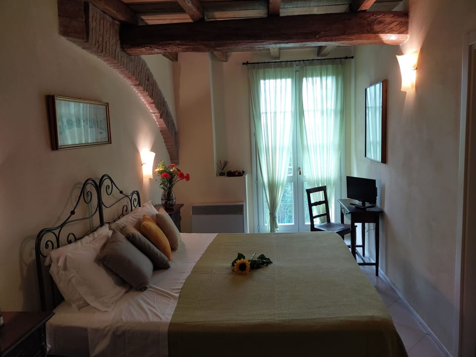Superior Double Room | Down comforters, laptop workspace, iron/ironing board, free WiFi