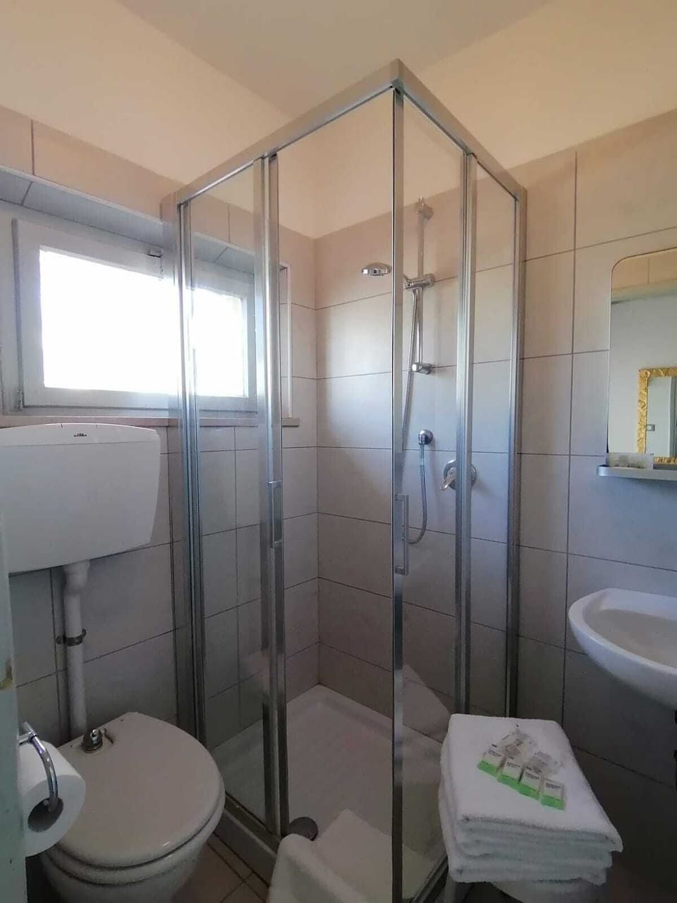 Comfort Quadruple Room | Bathroom | Shower, free toiletries, hair dryer, bidet