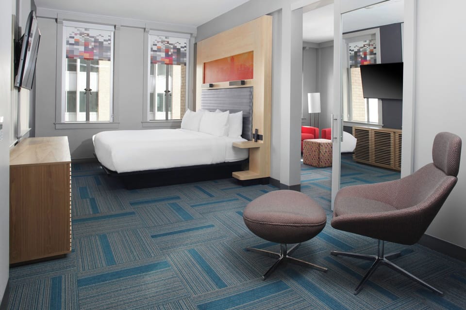 Executive Suite, 1 Bedroom (Mobility Accessible, Roll-In Shower) | Desk, free cribs/infant beds, free WiFi, bed sheets