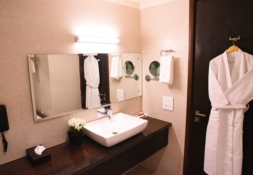 Luxury Suite, 1 Queen Bed, Bathtub, Lake View | Bathroom | Free toiletries, towels, soap, shampoo
