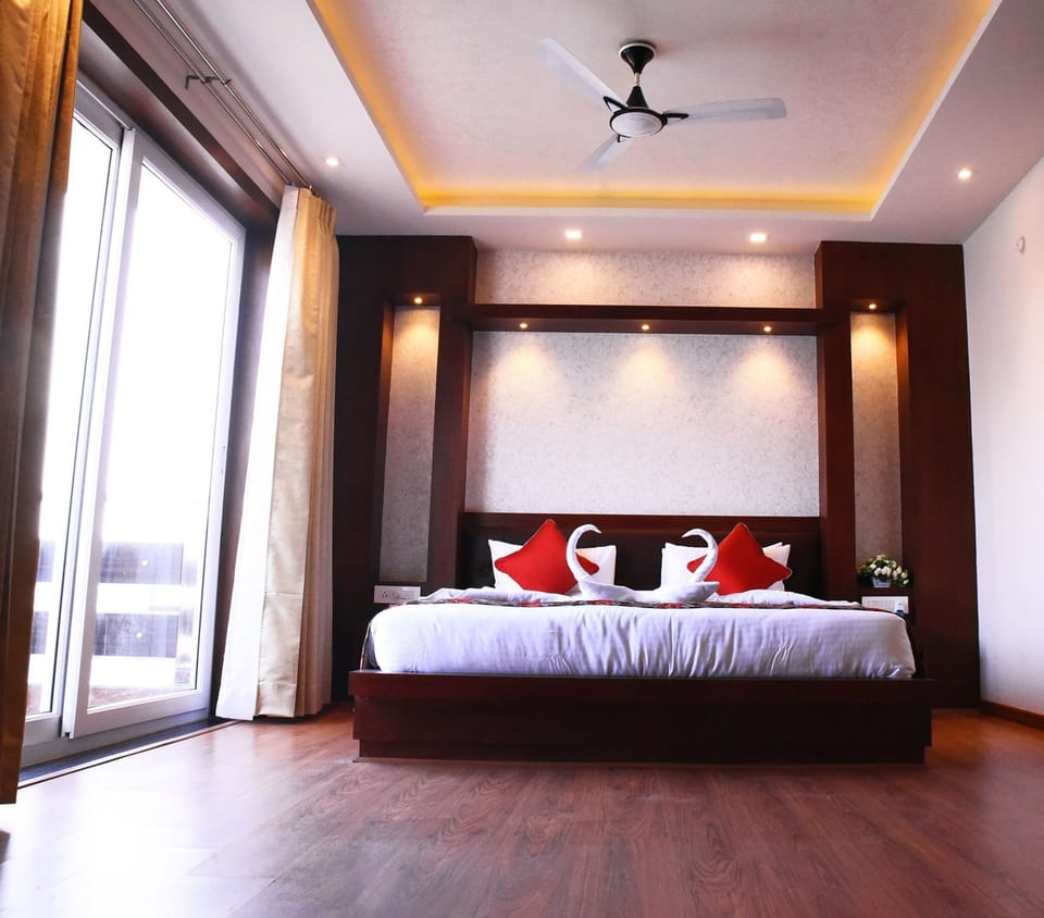 Luxury Suite, 1 Queen Bed, Bathtub, Lake View | Minibar, in-room safe, individually furnished, desk
