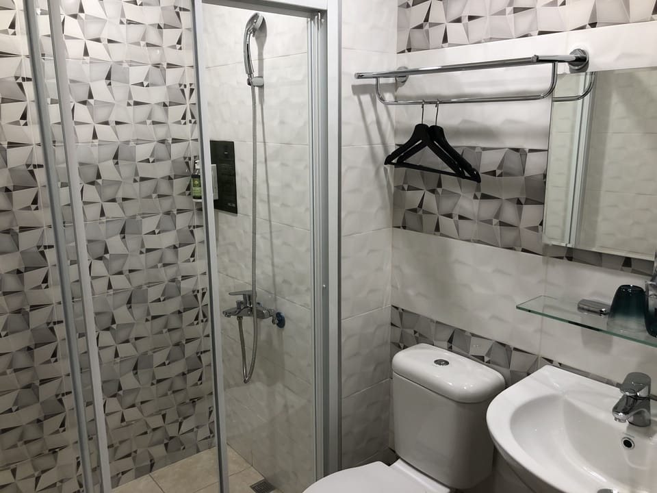 Double Room | Bathroom | Shower, free toiletries, hair dryer, slippers