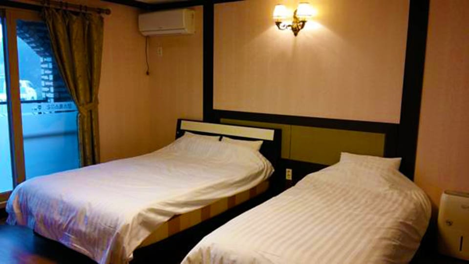 Deluxe Twin Room | Free WiFi, wheelchair access