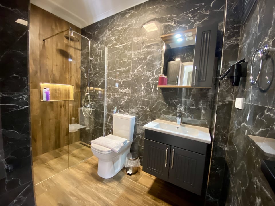 Luxury Double Room, Sea View | Bathroom | Shower, hair dryer, towels