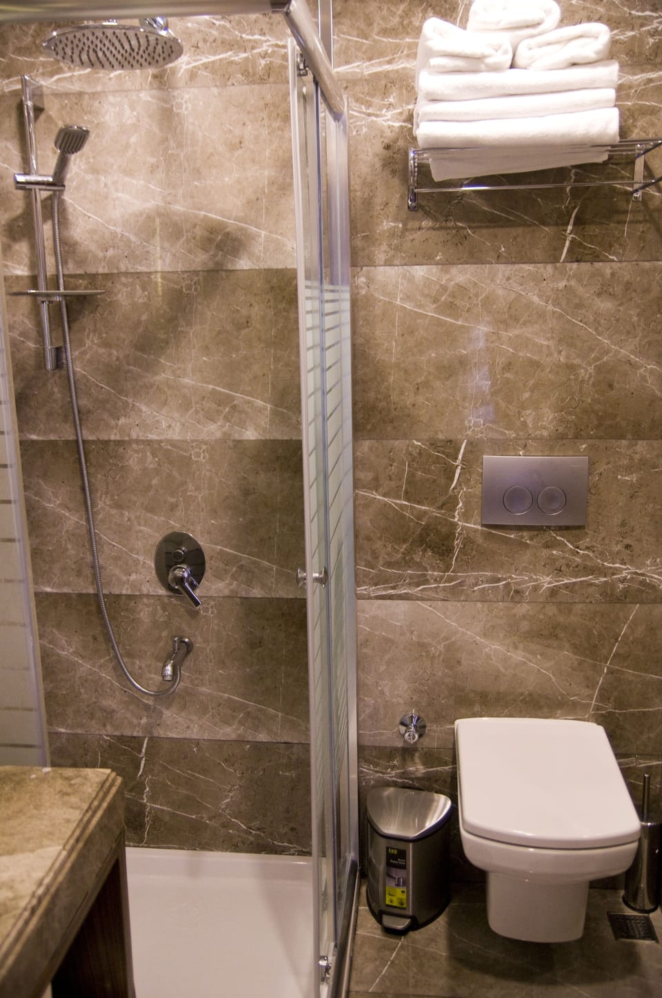 Deluxe Triple Room | Bathroom | Shower, free toiletries, hair dryer, slippers