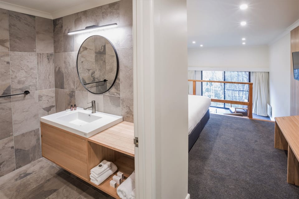 Premier King Room - Split Level | Individually decorated, individually furnished, desk, iron/ironing board