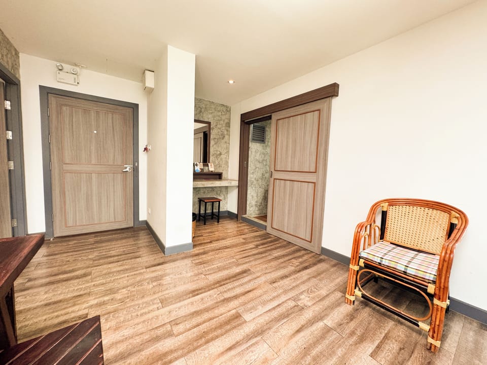 Mini Suite Room | Living area | 25-inch flat-screen TV with cable channels, TV