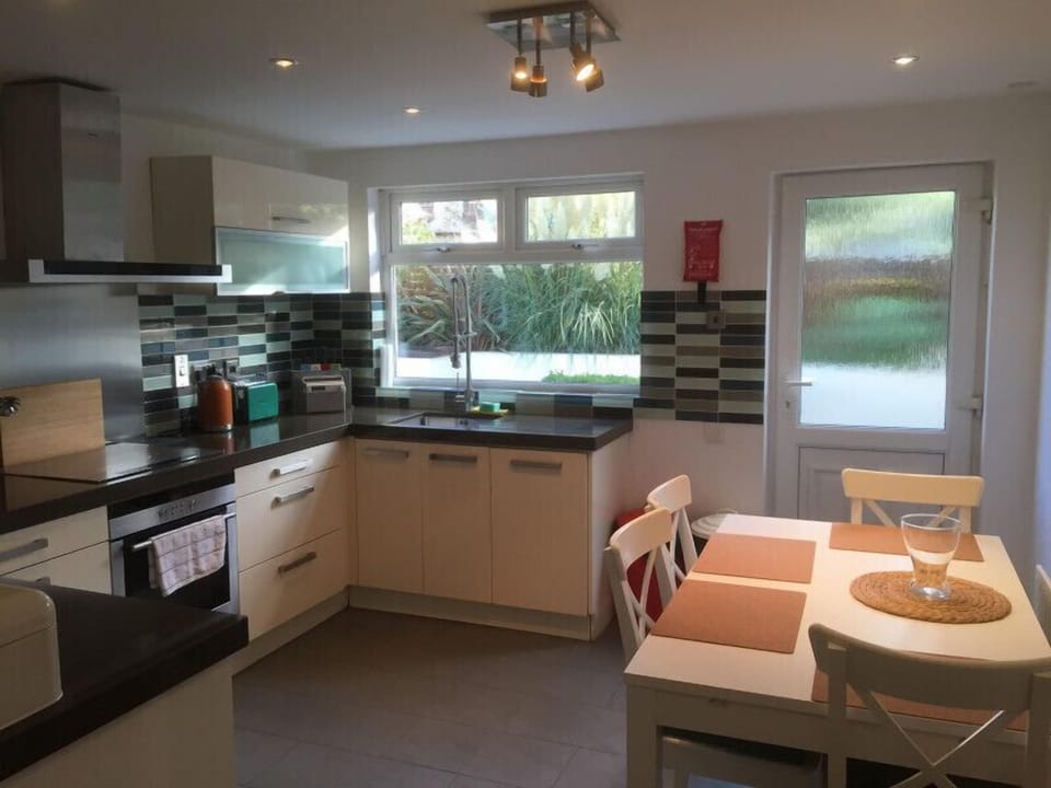 House, 3 Bedrooms | Private kitchen | Full-size fridge, microwave, oven, stovetop
