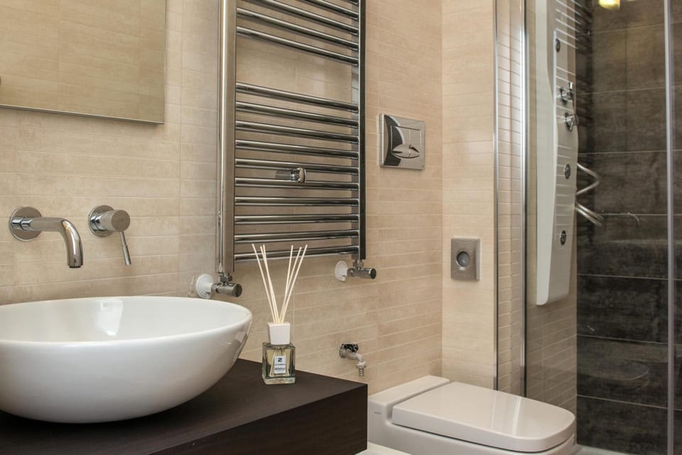 Shower, hydromassage showerhead, free toiletries, slippers