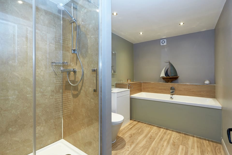 Deluxe Double or Twin Room, 1 Bedroom | Bathroom | Free toiletries, hair dryer, towels