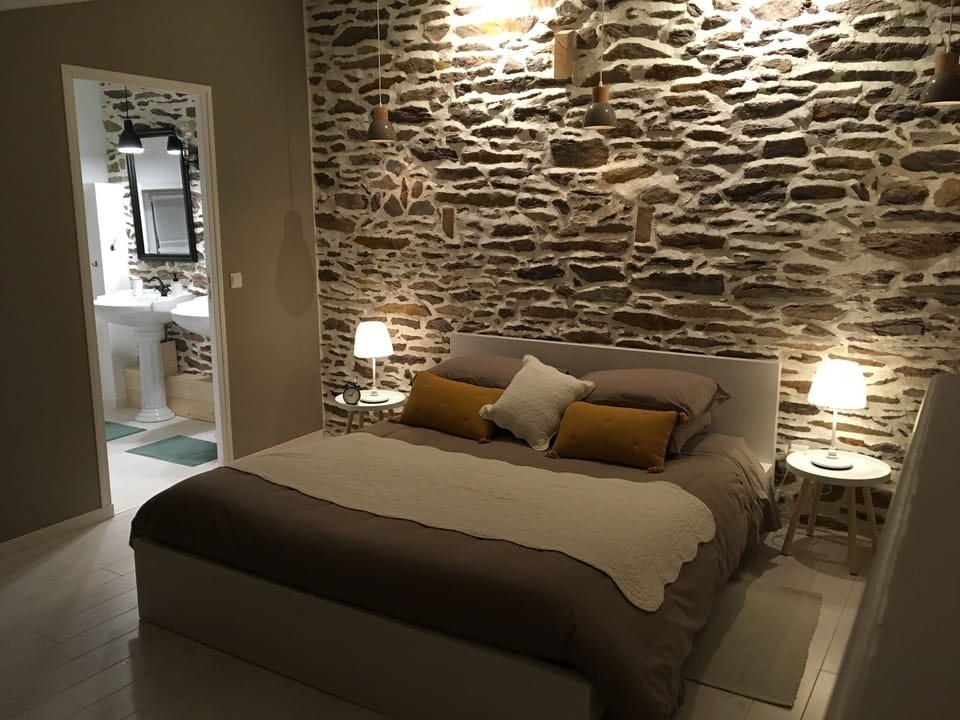 Chambre Fée Viviane | Premium bedding, individually decorated, individually furnished, desk