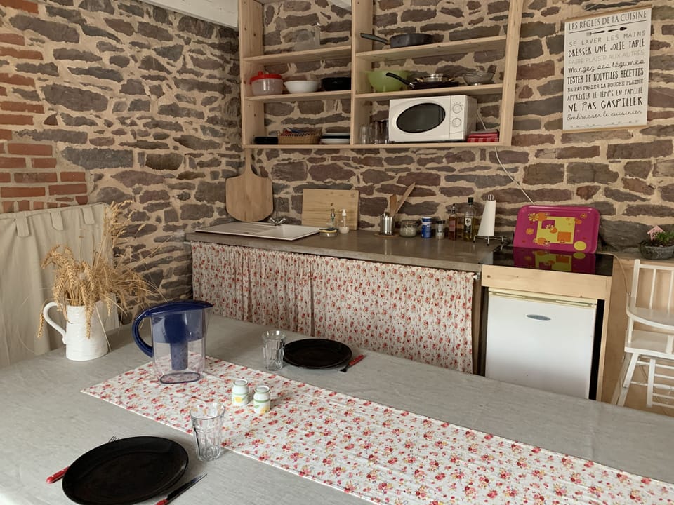 Fridge, microwave, oven, coffee/tea maker