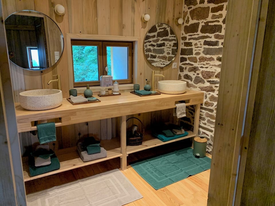 Chambre Roi Arthur | Bathroom | Shower, rainfall showerhead, free toiletries, hair dryer