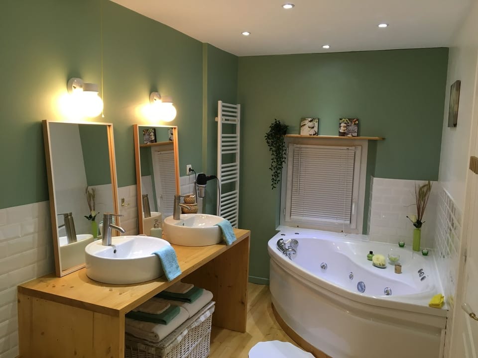 Chambre Merlin | Bathroom | Free toiletries, hair dryer, towels