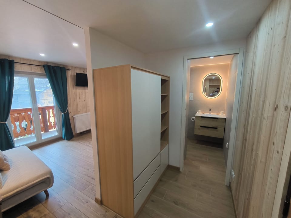 Deluxe Double Room | Bathroom | Shower, rainfall showerhead, free toiletries, hair dryer