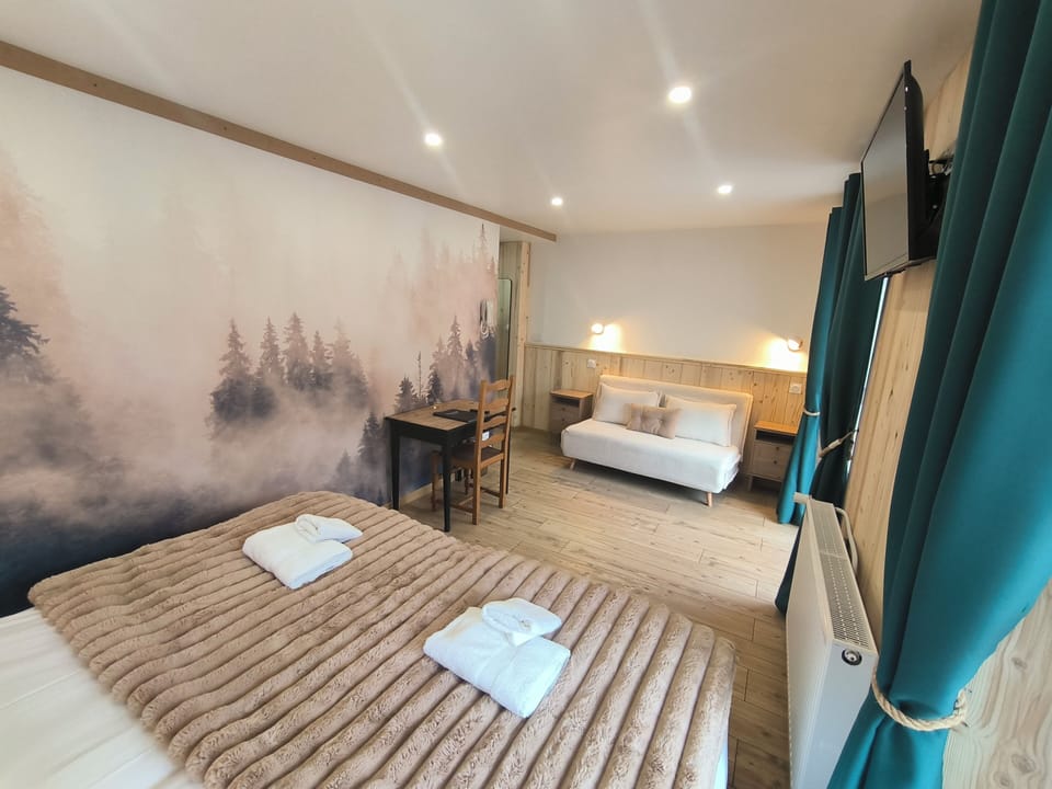 Deluxe Double Room | Desk, free WiFi, bed sheets