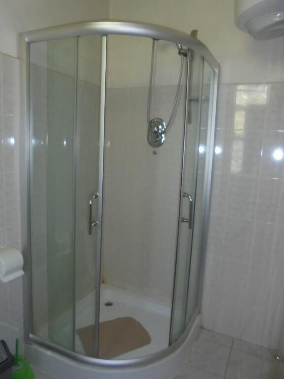 Basic Double Room | Bathroom shower