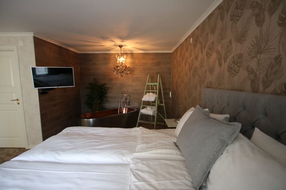 Deluxe Suite, Bathtub | Living area | Flat-screen TV