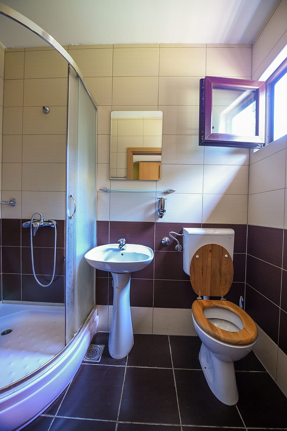 Basic Twin Room | Bathroom | Shower, free toiletries, hair dryer, slippers