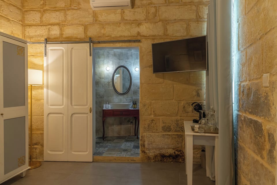 Deluxe Double Room, 1 Bedroom | Premium bedding, in-room safe, desk, free WiFi