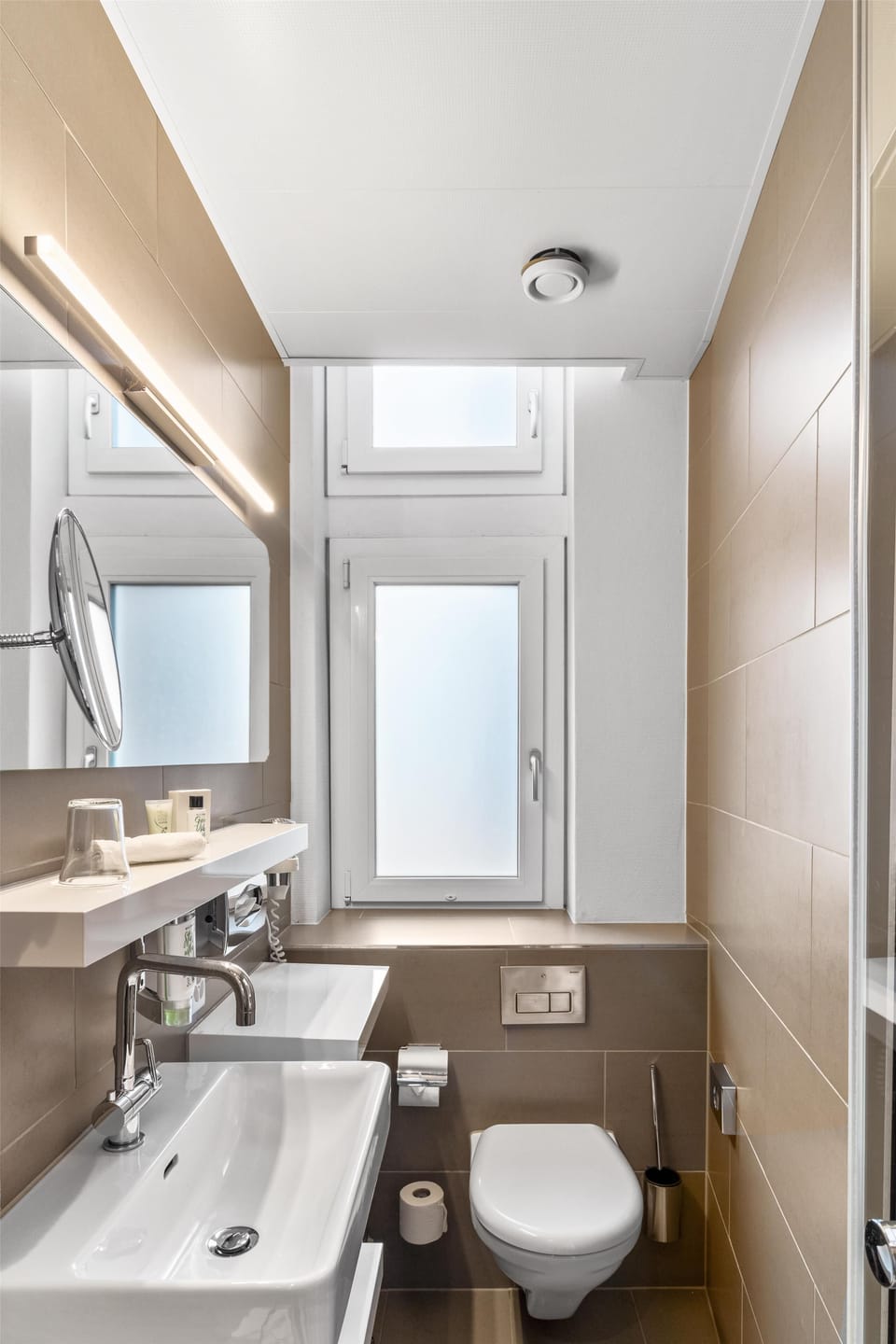 Shower, rainfall showerhead, free toiletries, hair dryer
