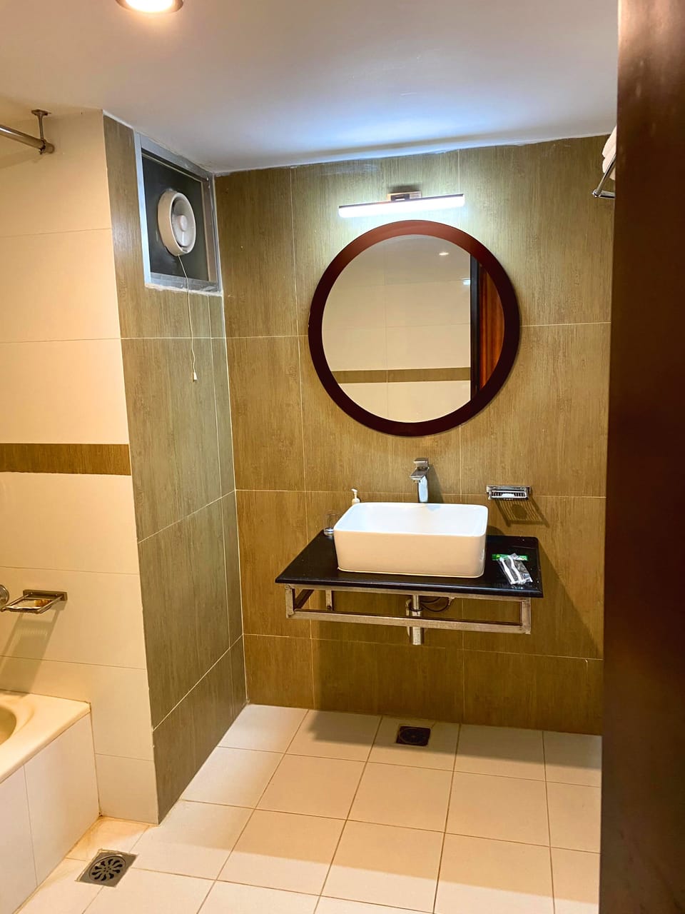 Honeymoon Room | Bathroom | Shower, free toiletries, towels