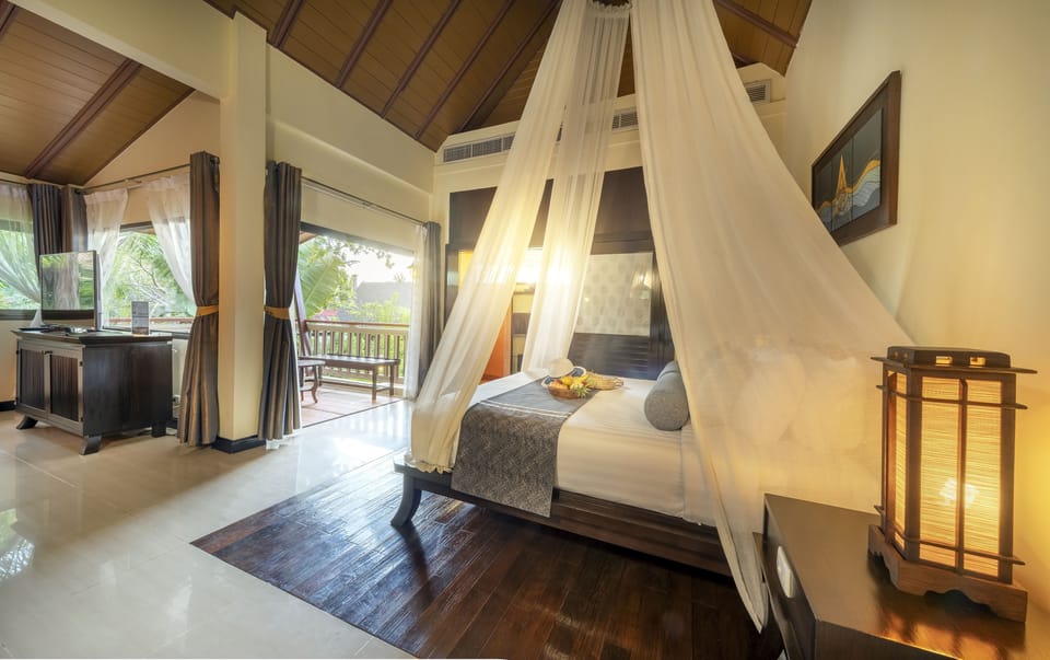 Emerald Suite | Minibar, in-room safe, desk, free WiFi