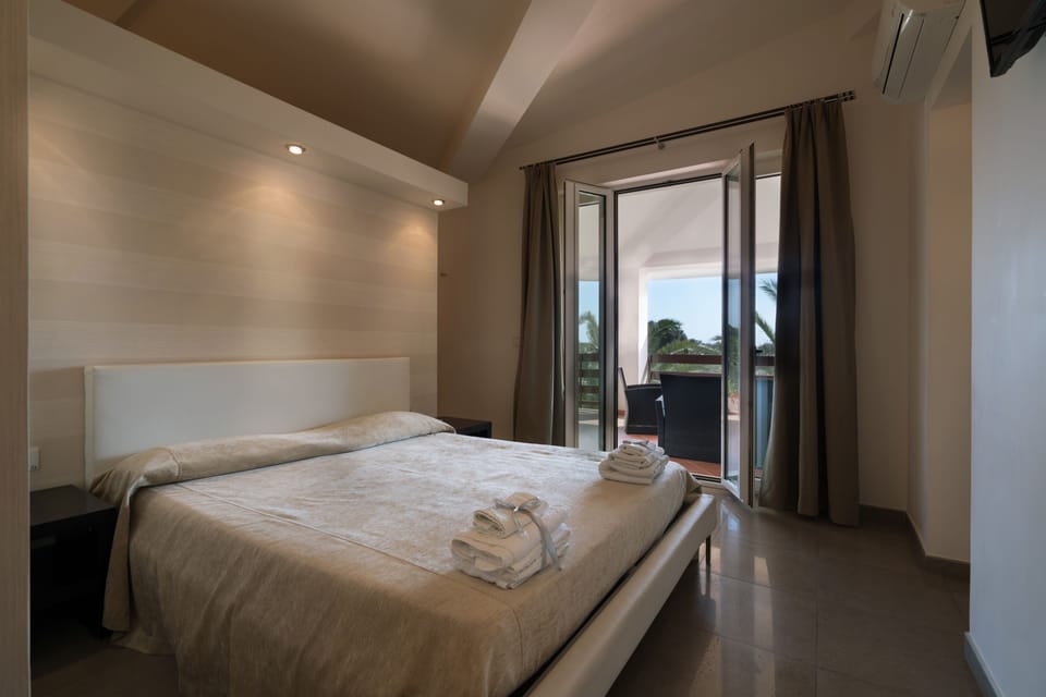 Standard Double or Twin Room | Desk, laptop workspace, blackout drapes, soundproofing