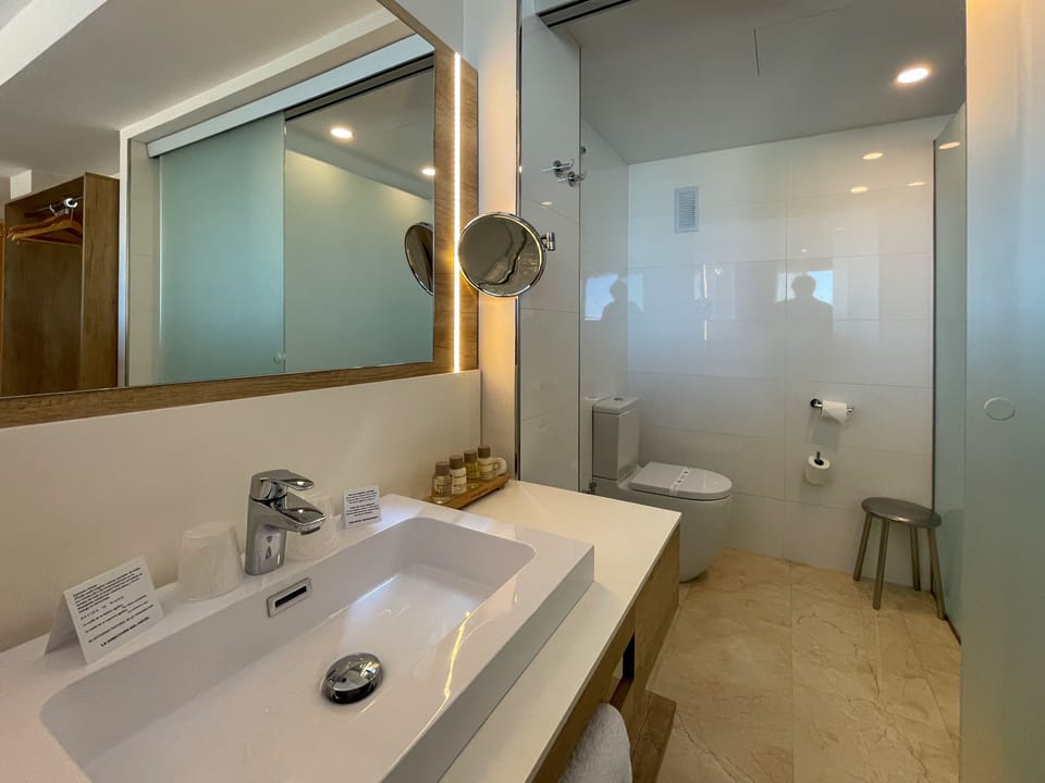 Penthouse, castle view | Bathroom | Shower, designer toiletries, hair dryer, bathrobes