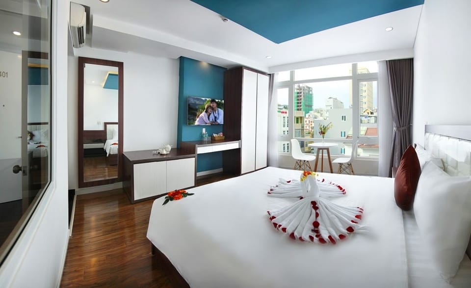 Deluxe Double Room | Minibar, desk, WiFi (free), bed sheets