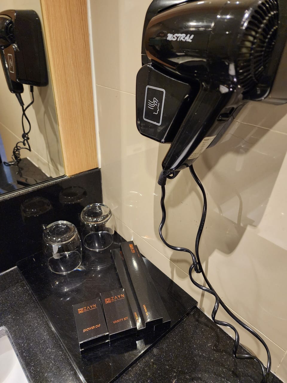 Superior Twin Room | Bathroom | Shower, rainfall showerhead, free toiletries, hair dryer