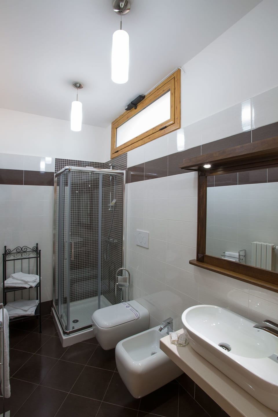 Comfort Double Room, Private Bathroom | Bathroom | Shower, free toiletries, hair dryer, bidet