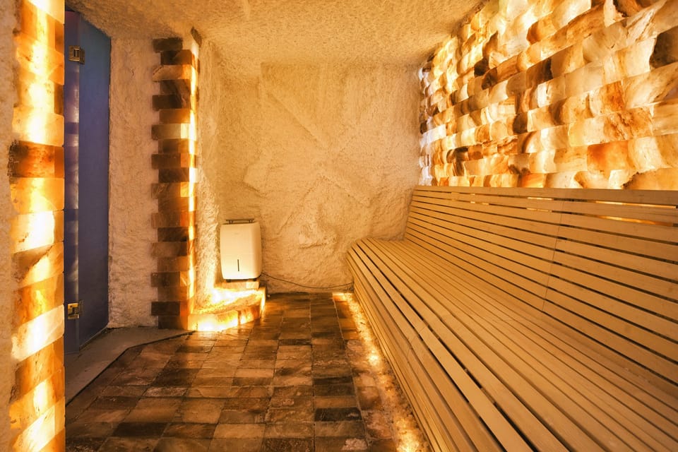 Turkish bath, 2 treatment rooms, manicures and pedicures