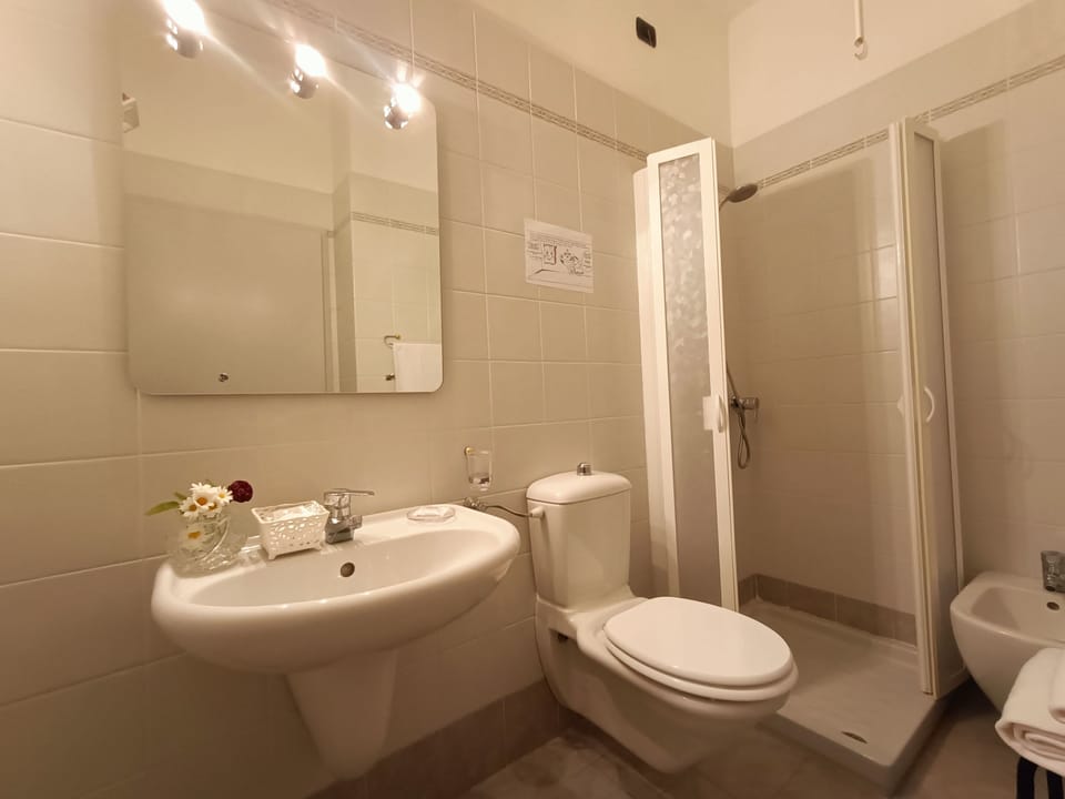 Executive Room, 1 Bedroom | Bathroom | Shower, free toiletries, hair dryer, bidet