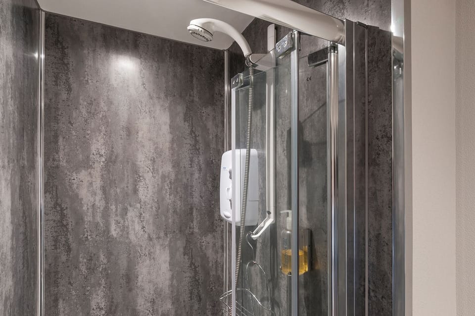 Family Room, Ensuite | Bathroom | Shower, free toiletries, hair dryer, towels