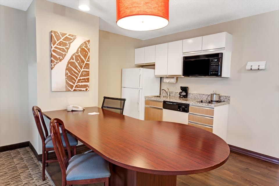 Full-size fridge, microwave, stovetop, dishwasher