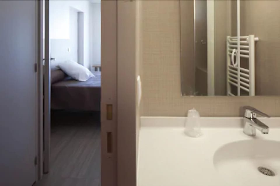 Studio, 1 Double Bed, Balcony | Bathroom | Shower, towels