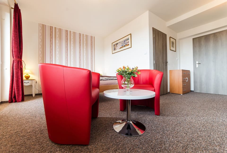 Triple Room | Minibar, soundproofing, cribs/infant beds, free WiFi