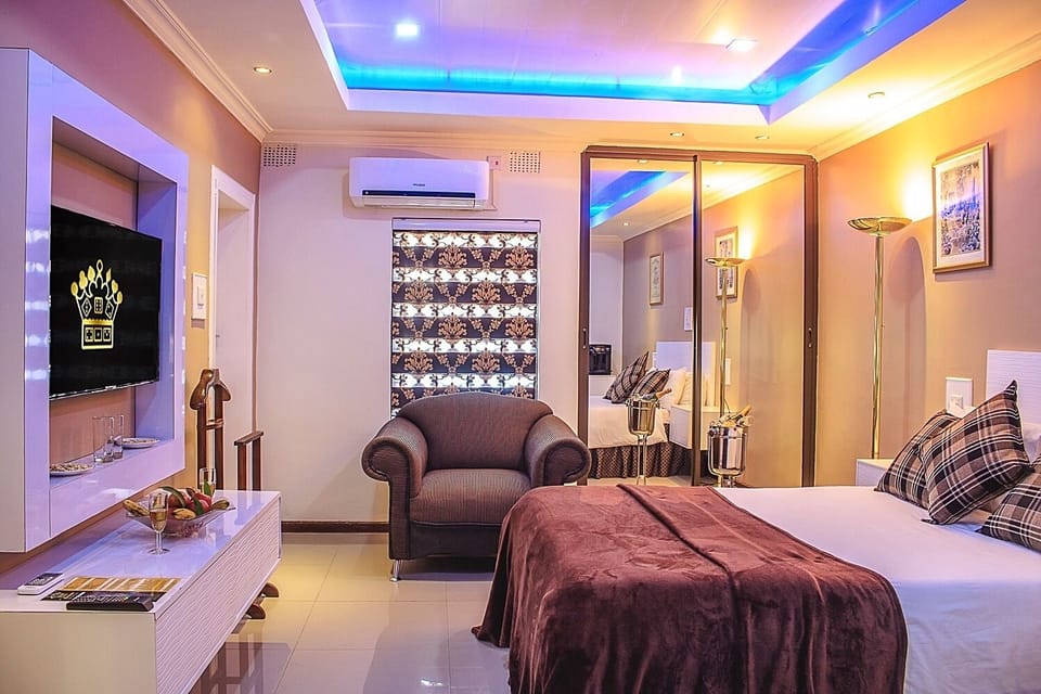 Executive Suite, 1 Queen Bed, Garden View | Frette Italian sheets, premium bedding, in-room safe, desk