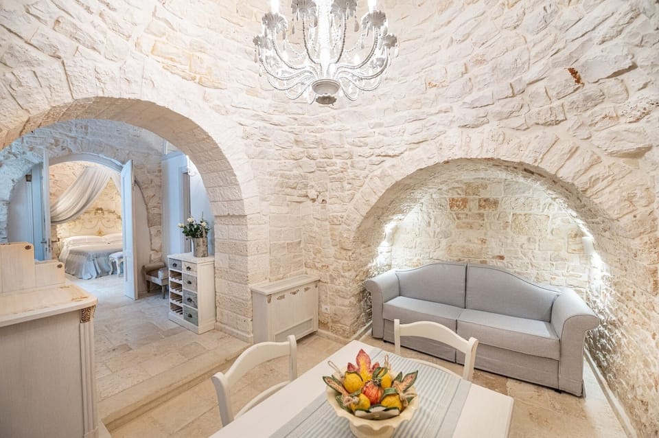 Superior Suite | Living area | 32-inch flat-screen TV with satellite channels, Smart TV, heated floors