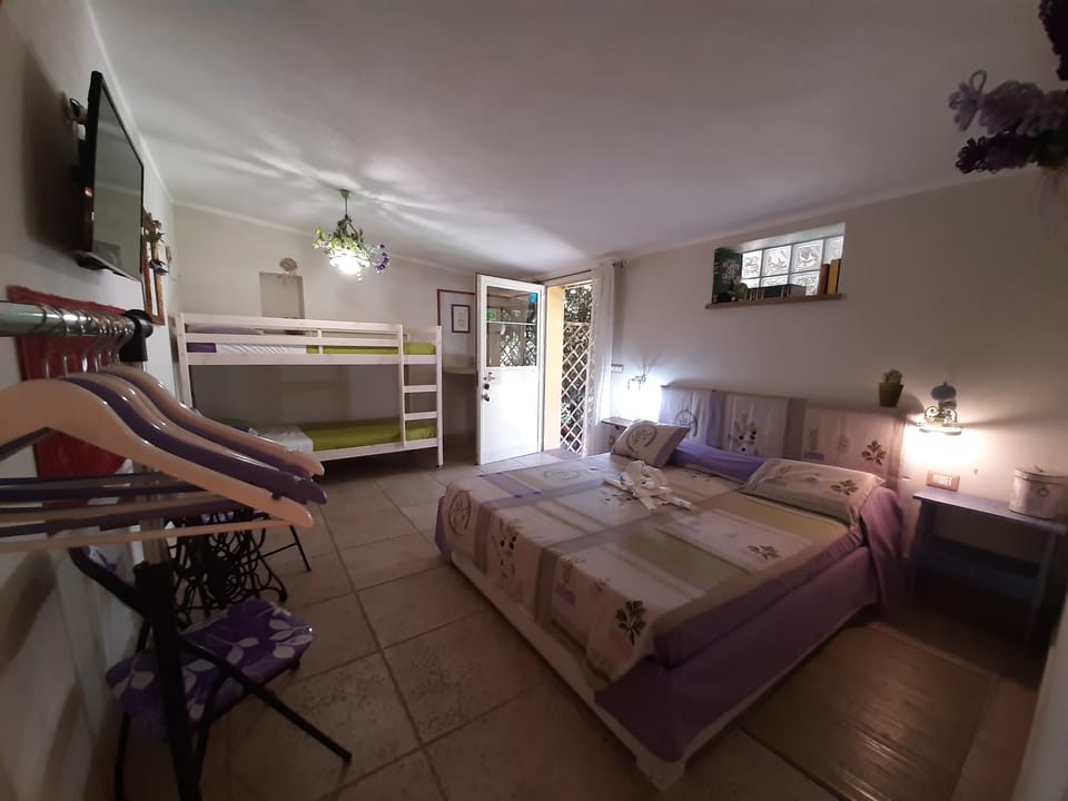 Comfort Quadruple Room | Individually decorated, individually furnished, desk, cribs/infant beds